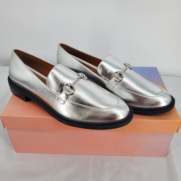 Lisa Vicky Womens Size 9 Zany-V Loafers Silver Metallic PU Leather New In Box - Picture 1 of 9